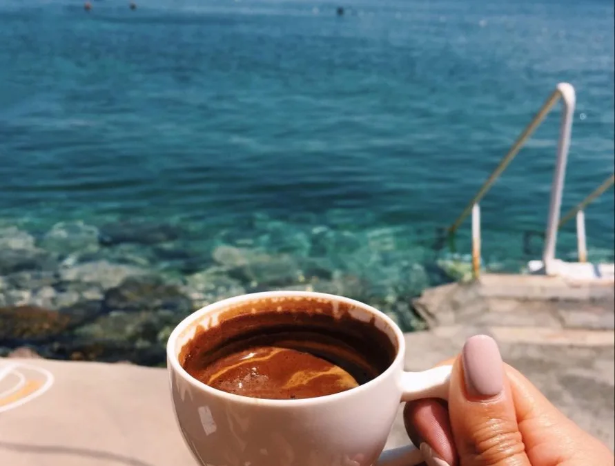 Geleneksel Türk Kahvesi Deneyimi: Kemer’deki En İyi Noktalar