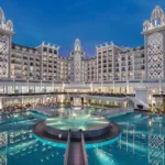 Antalya Kemer otelleri, tatilseverlere Akdeniz'in masmavi sularında unutulmaz bir tatil sunuyor.