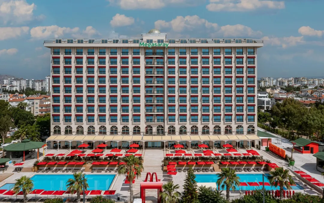 Antalya'da tatil yaparken Kemer çevresinde keşfedilecek birçok tarihi ve doğal güzellik bulunmaktadır.