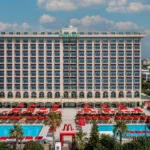 Antalya'da tatil yaparken Kemer çevresinde keşfedilecek birçok tarihi ve doğal güzellik bulunmaktadır.