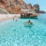 Yazın kalabalıklarından kaçmak isteyenler için Kemer, kış aylarında sakin ve huzur doludur.