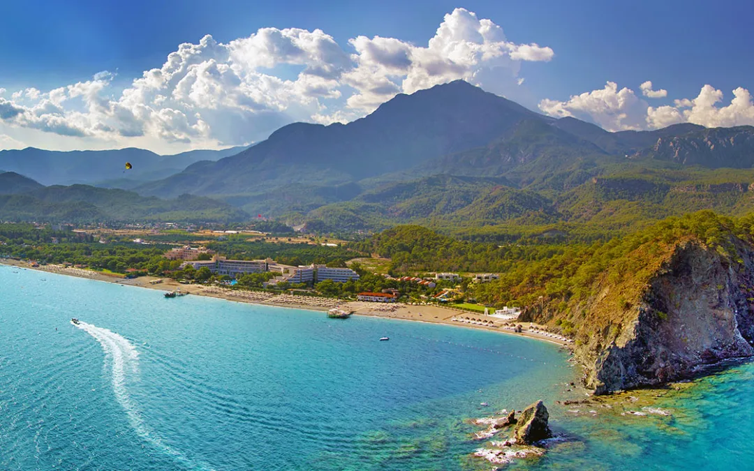 Kemer, yalnızca sahip olduğu lüks otellerle değil, aynı zamanda doğanın sunduğu güzelliklerle de ün salıyor