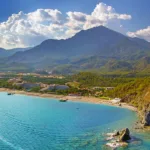 Kemer, yalnızca sahip olduğu lüks otellerle değil, aynı zamanda doğanın sunduğu güzelliklerle de ün salıyor