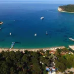 Ayışığı Parkı, Kemer'in en güzel yerlerinden biri olarak, romantik akşam yürüyüşleri için mükemmel bir ortam sunar