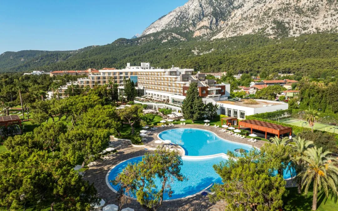 Kemer bölgesinde birçok yüksek standartlı otel bulunmaktadır