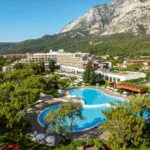 Kemer bölgesinde birçok yüksek standartlı otel bulunmaktadır