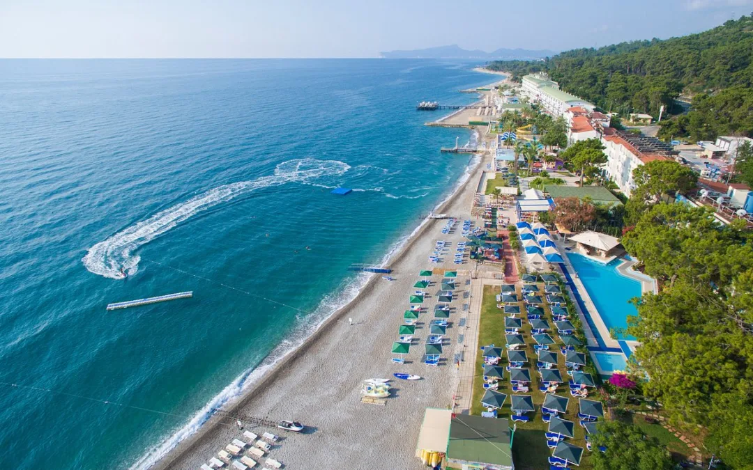 Beldibi, muhteşem deniz manzaraları ve huzur veren atmosferi ile ziyaretçilerini büyüler.