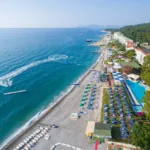 Beldibi, muhteşem deniz manzaraları ve huzur veren atmosferi ile ziyaretçilerini büyüler.