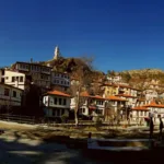 Kemer'de konaklayarak çevredeki pek çok doğal ve tarihi güzelliği keşfedebilirsiniz.