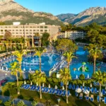 Kemer, zengin doğası ve kültürel zenginlikleri sayesinde eşsiz bir tatil deneyimi sunmaktadır