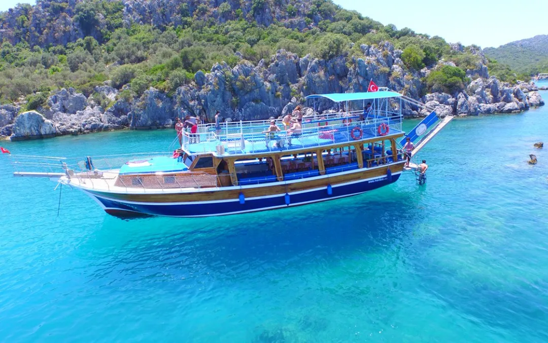 Kemer’in berrak mavi suları dalış meraklıları için bir cennettir.