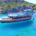 Kemer’in berrak mavi suları dalış meraklıları için bir cennettir.