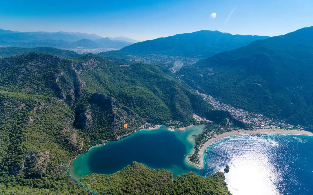 Kemer, sadece otelleriyle değil, aynı zamanda doğal güzellikleriyle de dikkat çeker.