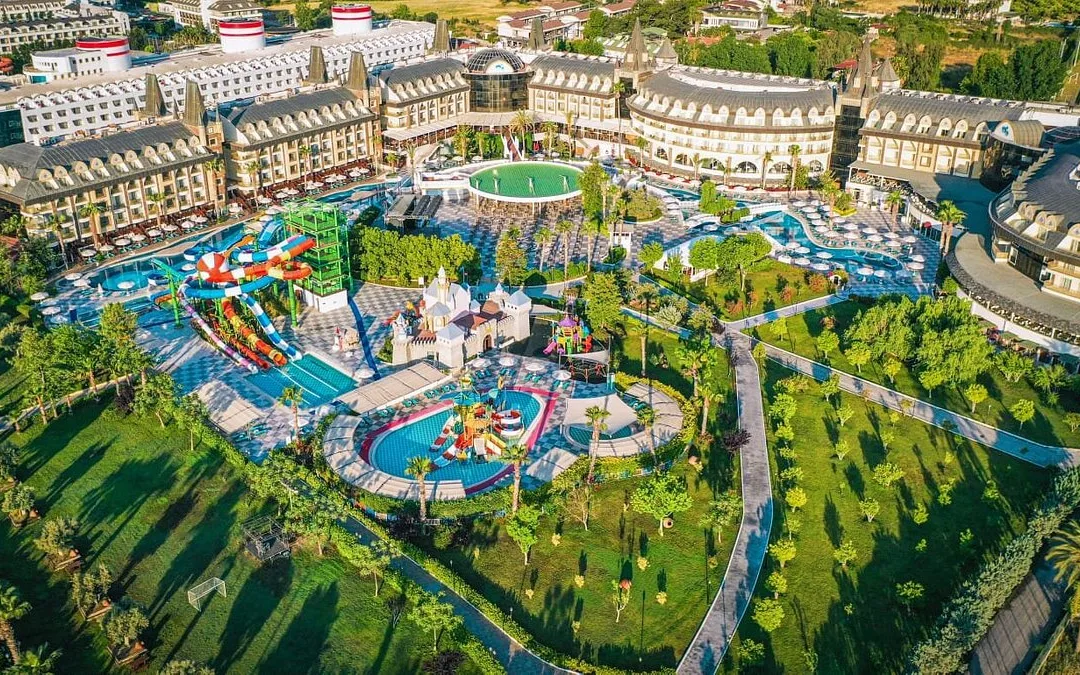 Kemer otelleri, doğası ve etkinlik seçenekleriyle her yaştan tatilciye hitap eder.