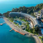 Kemer’de birçok otel, balayı çiftlerine özel hizmetler sunarak tatilinizi daha da keyifli hale getiriyor.