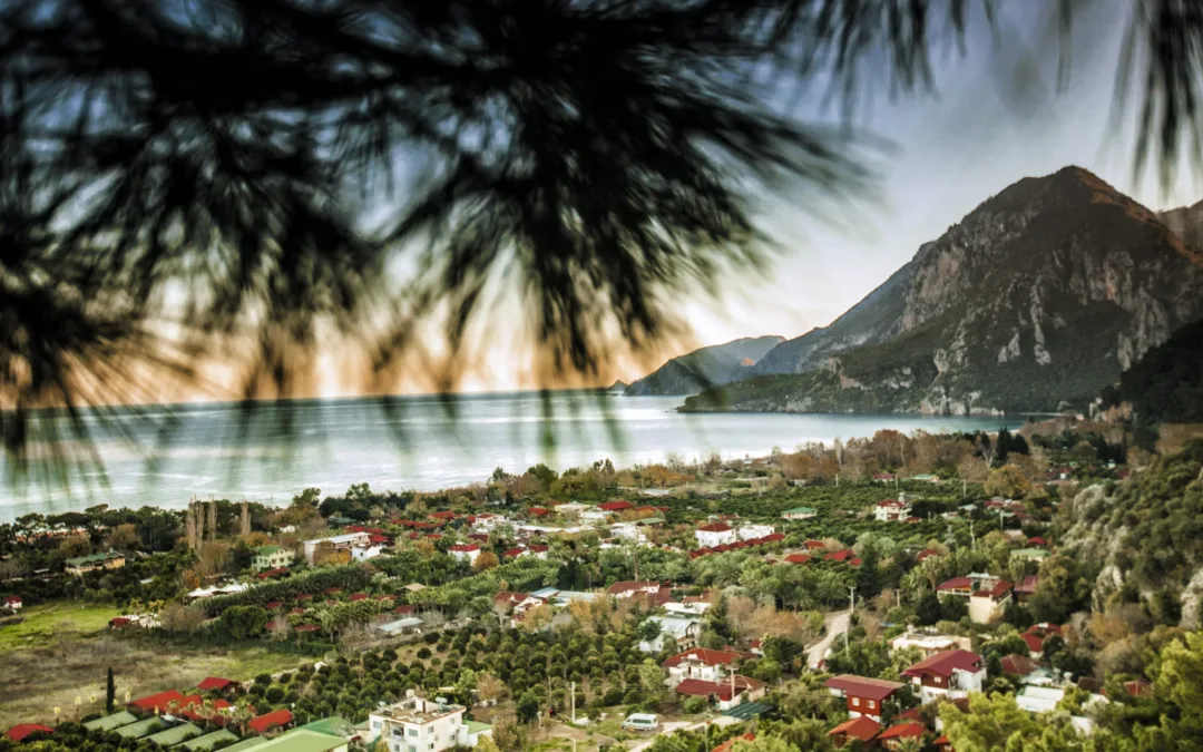 Kemer'de konaklarken, çevrede keşfetmeniz gereken birçok ilginç ve etkileyici yer bulunmaktadır