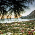 Kemer'de konaklarken, çevrede keşfetmeniz gereken birçok ilginç ve etkileyici yer bulunmaktadır