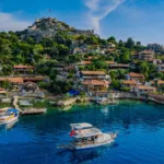 Kemer, Antalya'nın nadide köşelerinden biri olarak yıllardır yerli ve yabancı turistlerin ilgisini çekmektedir.