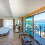 Deniz manzaralı odalar, tatiliniz boyunca ruhunuzu dinlendirirken gözlerinizi mavi ile doldurur.