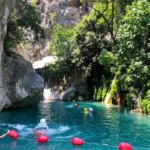 Kemer, doğal parkları ve antik kalıntıları ile ünlüdür.