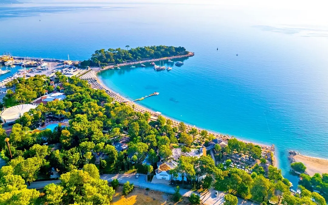 Kemer, Antalya'nın en göz alıcı bölgelerinden biri olarak doğası ve tarihi ile dikkat çekiyor.