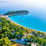 Kemer, Antalya'nın en göz alıcı bölgelerinden biri olarak doğası ve tarihi ile dikkat çekiyor.