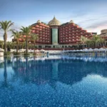 Kemer Royal Beach Hotel gibi birçok otel Kemer bölgesinde aile dostu hizmetler sunmaktadır.