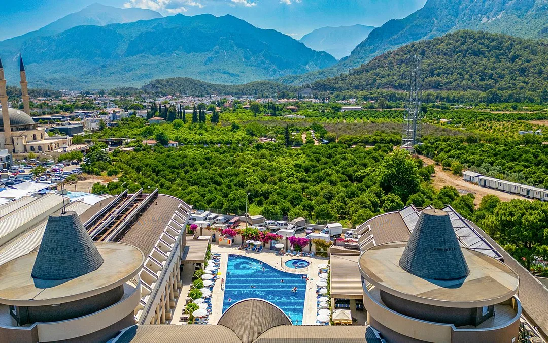 Kemer, Antalya'nın en gözde turistik bölgelerinden biri olarak öne çıkmaktadır.