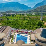 Kemer, Antalya'nın en gözde turistik bölgelerinden biri olarak öne çıkmaktadır.