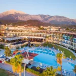 Kemer sadece bir tatil alanı değil, aynı zamanda tarih ve doğanın birleştiği bir cazibe merkezidir.