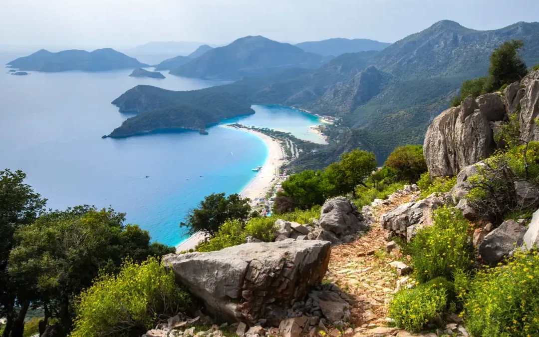 Kemer'de konaklarken keşfetmeniz gereken birçok doğa harikası ve kültürel zenginlik bulunmaktadır.