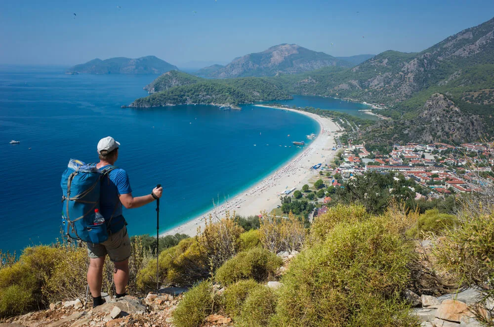 Kemer, doğal güzellikleri ve tarihi zenginlikleri ile tanınır ve her ziyaretçisine çarpıcı anlar yaşatır.