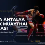 Muaythai ringinde gece müsabakası yapan iki sporcu