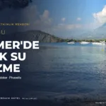 Phaselis antik kentinin güney limanında sakin deniz, arkada dağlar