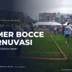 Açık havada bocce sahasında oynayan ve maçı izleyen oyuncular
