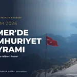 Tahtalı Dağı zirvesinde dalgalanan Türk bayrağı ve aşağıda Kemer kıyıları