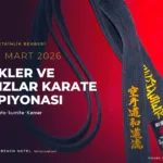 Kırmızı zemin üzerinde siyah karate kuşağı