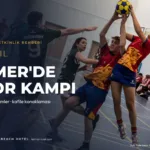 Kapalı salonda korfbol maçında topa uzanan oyuncular