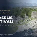 Phaselis antik tiyatrosunun taş basamakları, arkada Tahtalı Dağı