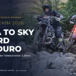 Hard enduro sürücüleri kayalık ve dik bir orman parkurunda tırmanıyor