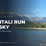 Çıralı kıyısından görünen karlı Tahtalı Dağı ve berrak deniz