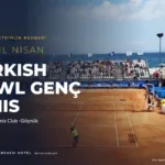 Seyircili bir stadyumda toprak kortta oynanan tenis maçı